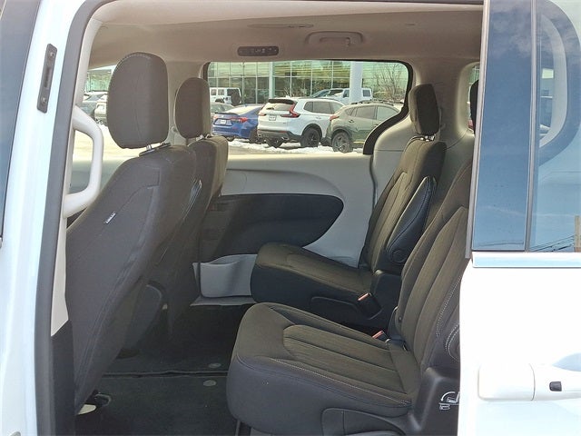 2023 Chrysler Voyager LX