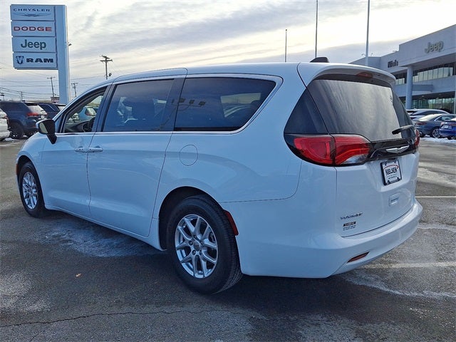 2023 Chrysler Voyager LX
