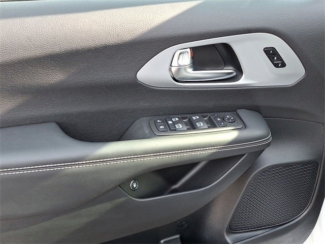 2025 Chrysler Pacifica Hybrid Select