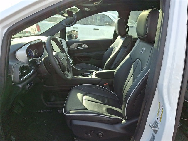 2025 Chrysler Pacifica Hybrid Select