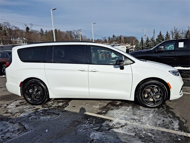 2025 Chrysler Pacifica Hybrid Select