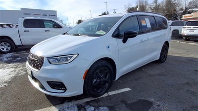 2025 Chrysler Pacifica Hybrid Select